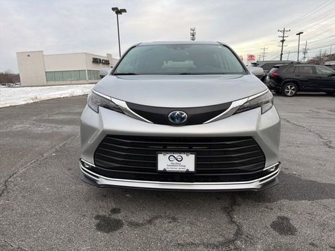 Used 2024 Toyota Sienna XLE image 3