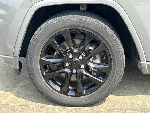 Used 2022 Jeep Grand Cherokee Laredo X RWD image 5