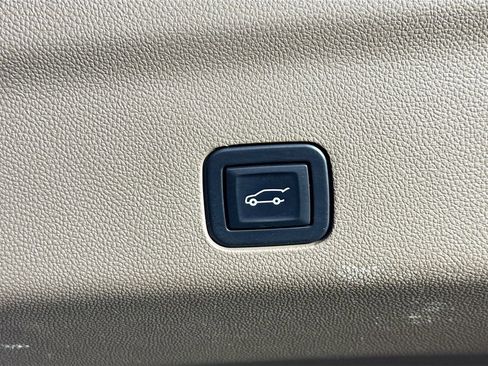 Used 2021 GMC Yukon Denali w/ Denali Premium Package image 34