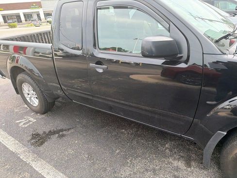 Used 2015 Nissan Frontier SV w/ SV Value Truck Package AWD/4WD image 3
