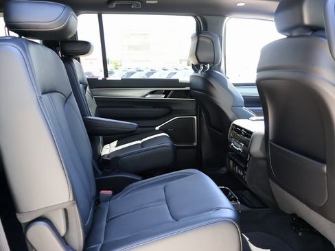 New 2025 Jeep Wagoneer L Series II w/ Premium Group I image 12