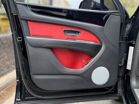 Used 2023 Bentley Bentayga image 26