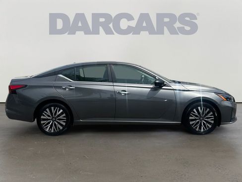 Used 2024 Nissan Altima 2.5 SV FWD image 8