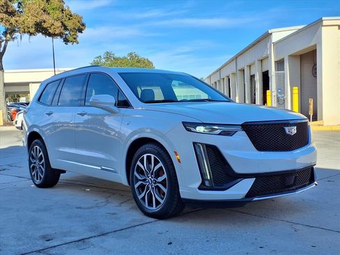 Used 2022 Cadillac XT6 Sport w/ Technology Package image 5