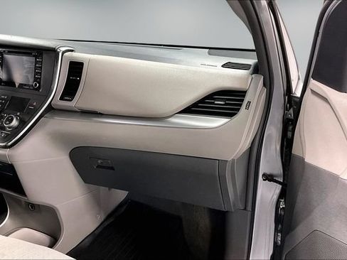 Used 2018 Toyota Sienna LE FWD image 25