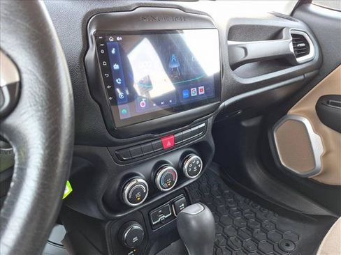Used 2015 Jeep Renegade Latitude AWD/4WD image 12