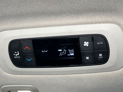Used 2021 Chrysler Pacifica Touring w/ Uconnect Theater Family Group FWD image 14