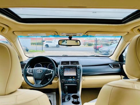 Used 2015 Toyota Camry XLE w/ Moonroof Package image 12