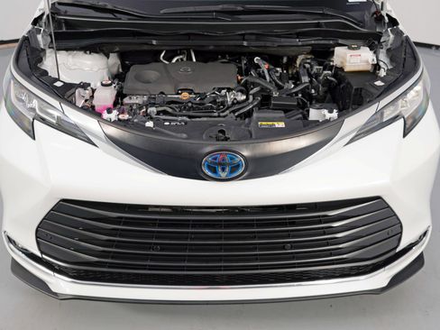 Used 2023 Toyota Sienna XLE w/ XLE Plus Package image 9