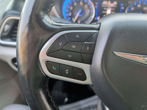 Used 2020 Chrysler Pacifica Touring-L image 23