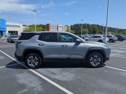 Used 2025 Chevrolet Equinox LT image 2