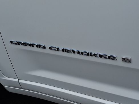 Certified 2023 Jeep Grand Cherokee Overland w/ Luxury Tech Group IV image 30