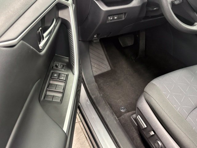 Used 2025 Toyota RAV4 XLE AWD/4WD image 11