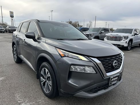 Used 2022 Nissan Rogue SV image 2