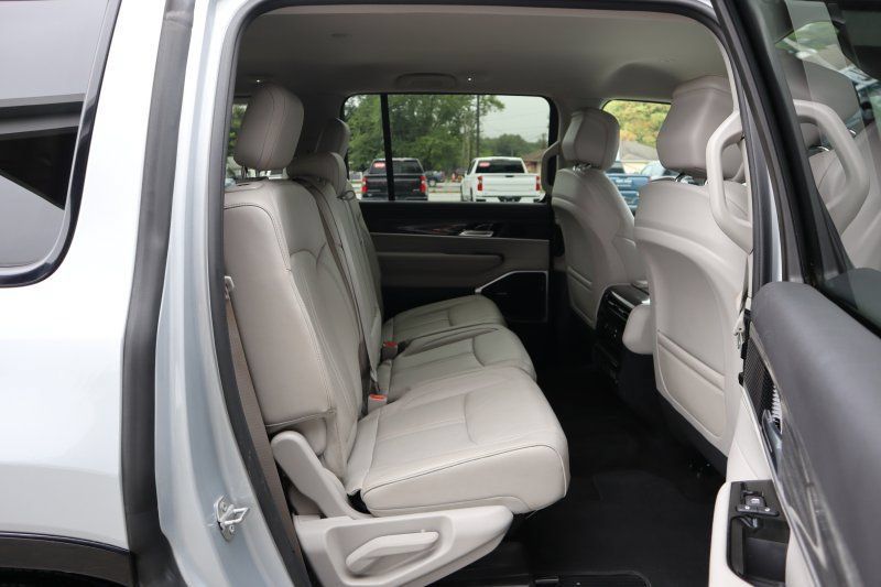 Used 2022 Jeep Wagoneer Series II AWD/4WD image 19