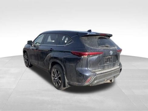 Used 2021 Toyota Highlander XLE image 3