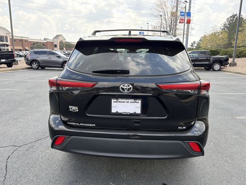 Used 2021 Toyota Highlander XLE image 6