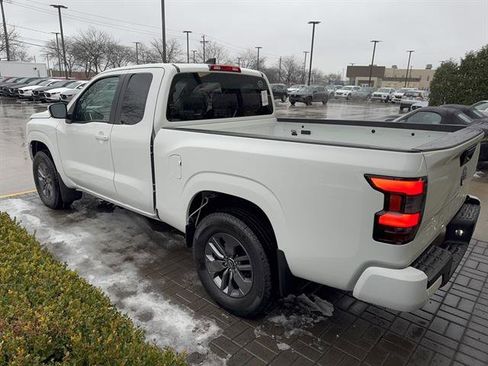 Used 2025 Nissan Frontier SV image 2