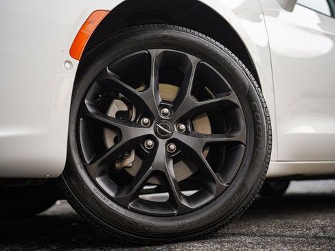 Used 2022 Chrysler Pacifica Touring-L w/ Uconnect Theater Family Group image 19