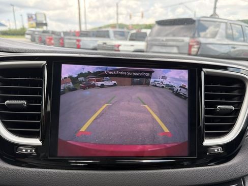 Used 2025 Chrysler Pacifica Select FWD image 25