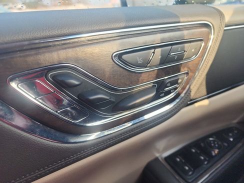 Used 2019 Lincoln Continental Select w/ Continental Climate Package image 12