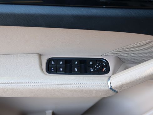 Used 2023 Porsche Cayenne Platinum Edition AWD/4WD image 23