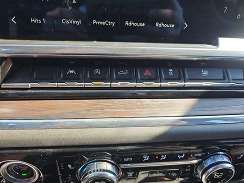 Used 2024 GMC Sierra 1500 SLT image 33