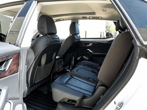 Used 2022 Audi Q8 Premium image 41