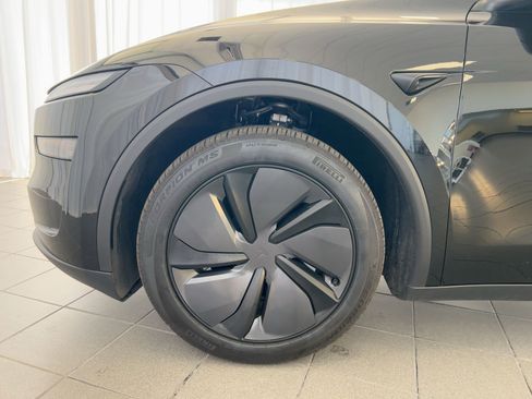 Used 2026 Tesla Model Y AWD image 12