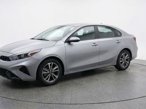 Used 2024 Kia Forte LXS image 3