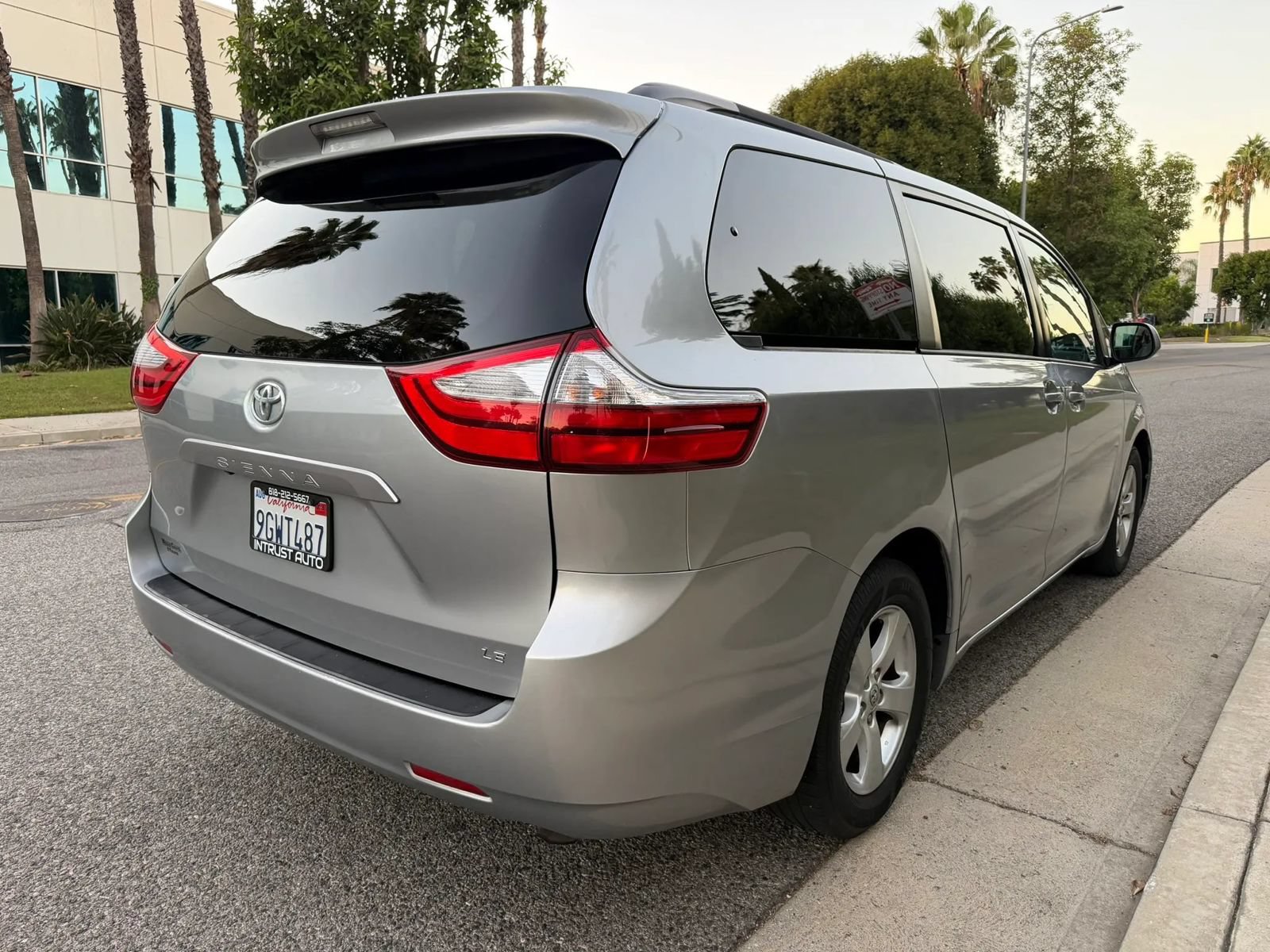 Used 2017 Toyota Sienna LE FWD image 5