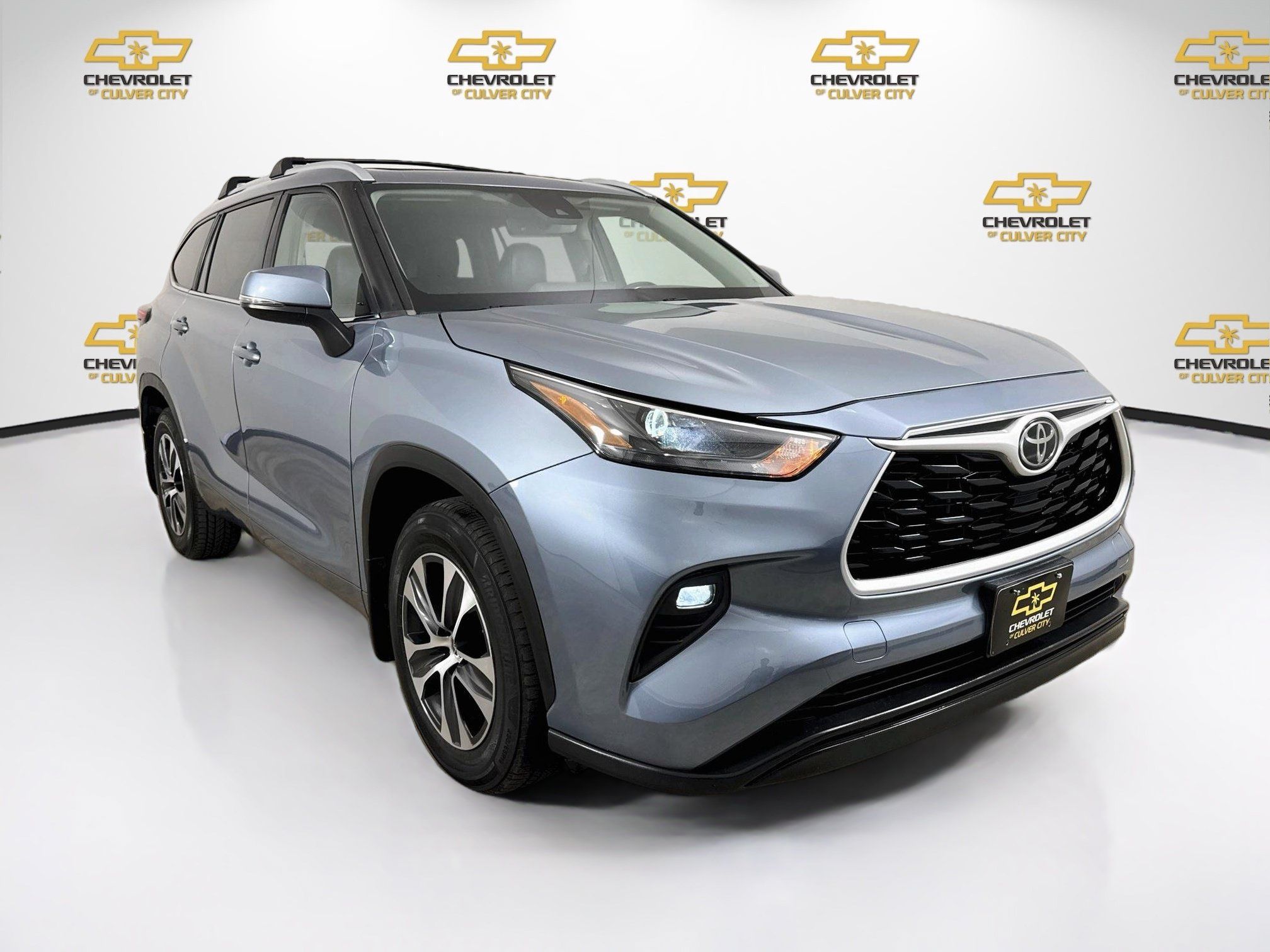 Used 2023 Toyota Highlander XLE FWD image 1