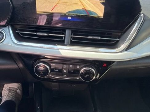 Used 2025 Chevrolet Trax LT FWD image 13