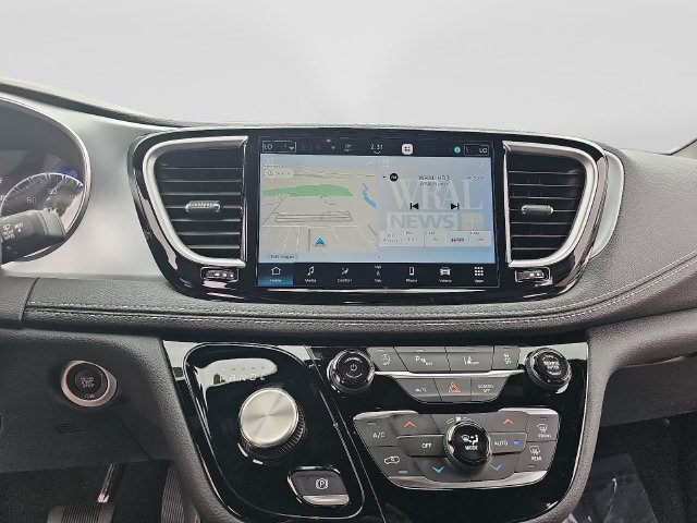 Used 2026 Chrysler Pacifica Limited FWD image 18