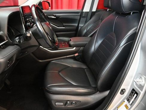 Used 2021 Toyota Highlander XLE image 2