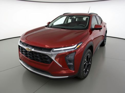 Used 2025 Chevrolet Trax LT image 3