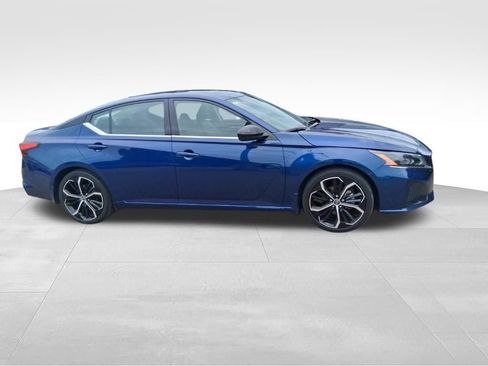Used 2024 Nissan Altima 2.5 SR w/ SR Premium Package FWD image 2