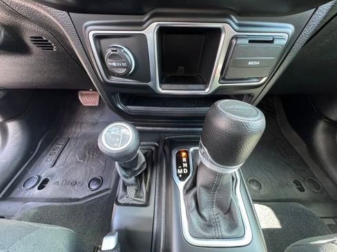 Used 2022 Jeep Gladiator Sport image 27