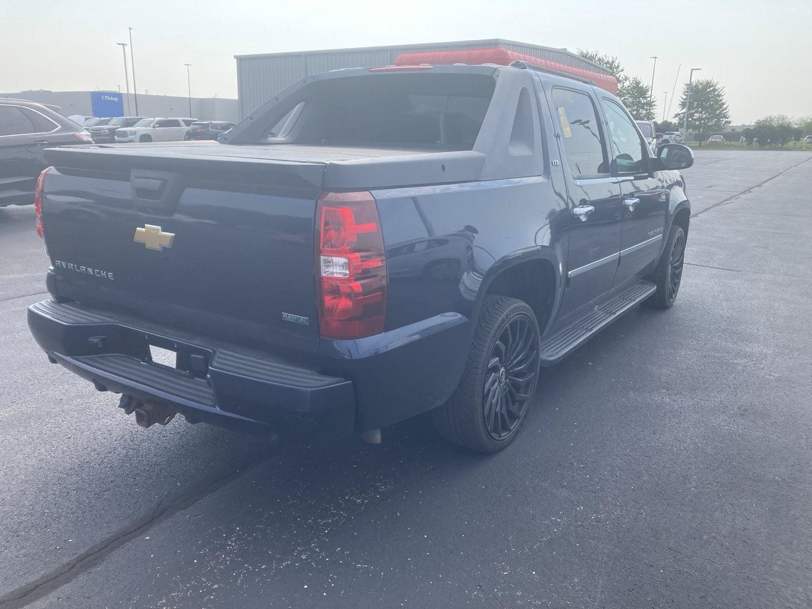 Used 2010 Chevrolet Avalanche LTZ AWD/4WD image 7