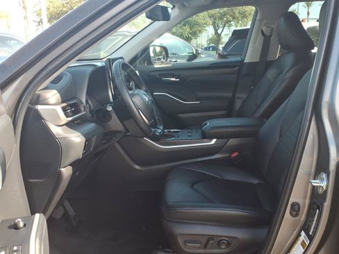 Used 2023 Toyota Highlander XLE FWD image 16