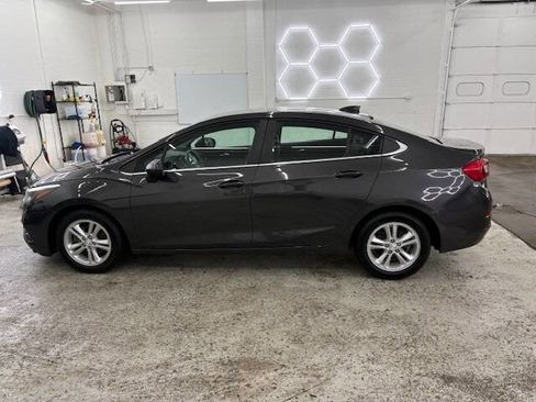 Used 2017 Chevrolet Cruze LT image 8