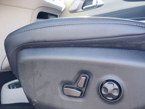 Used 2024 Chrysler Pacifica Touring-L image 16