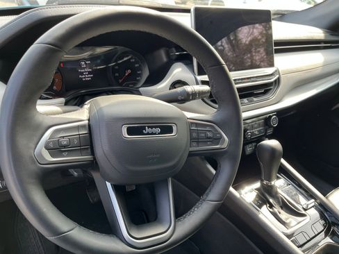 Used 2025 Jeep Compass Limited image 29