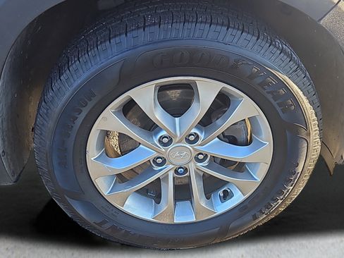 Used 2019 Hyundai Santa Fe SE image 4