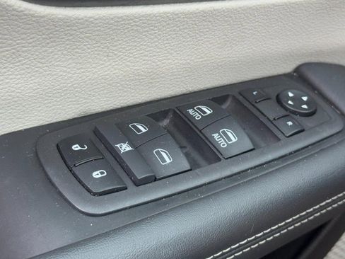 Used 2024 Chrysler Pacifica Touring-L FWD image 23