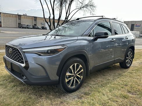 Used 2025 Toyota Corolla Cross XLE w/ Convenience Package image 12