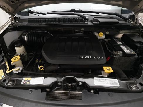 Used 2014 Chrysler Town & Country Touring w/ Driver Convenience Group FWD image 3