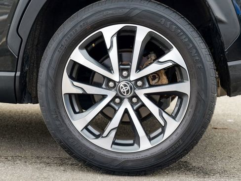 Used 2022 Toyota Corolla Cross XLE image 13