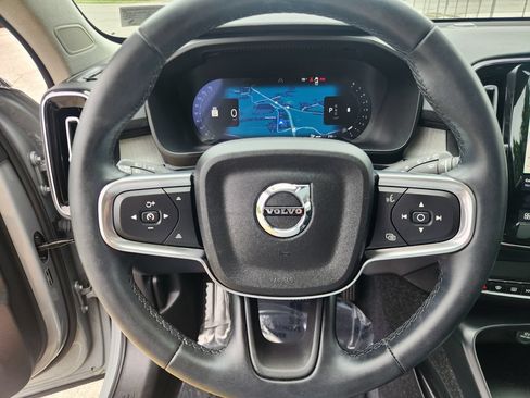 Certified 2025 Volvo XC40 B5 Plus AWD/4WD image 19