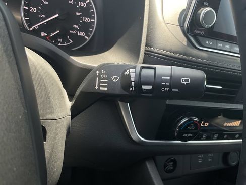 Used 2025 Nissan Rogue SV FWD image 28